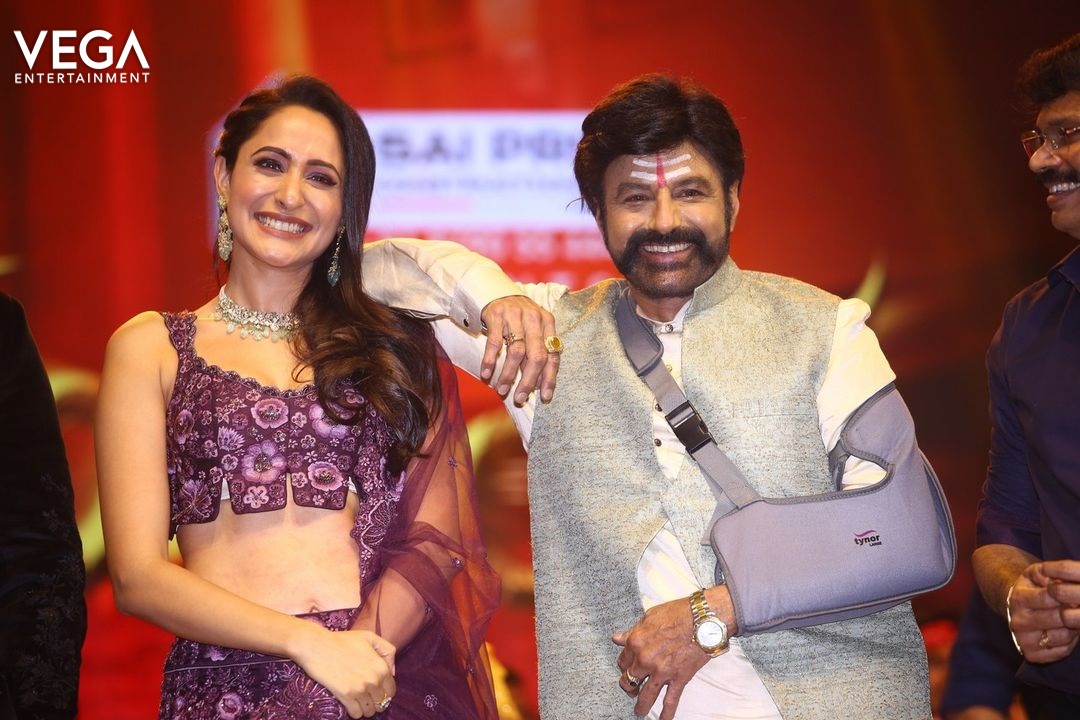 vegaent's tweet photo. Beauty, and swag in a single frame 🖼️📸
#Akhanda #AkhandaPreReleaseEvent #NandamuriBalakrishna #PragyaJaiswal #AlluArjun #vega #entertainment #vegaentertainment https://t.co/Rf0hJQqPd1
