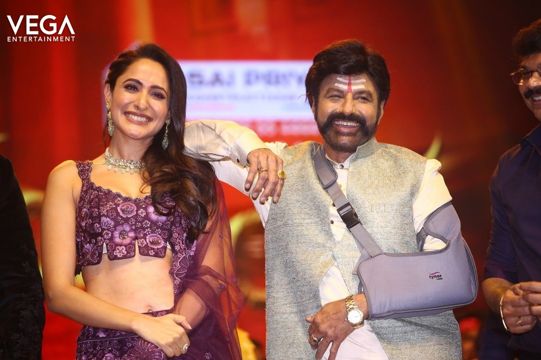 vegaent's tweet photo. Beauty, and swag in a single frame 🖼️📸
#Akhanda #AkhandaPreReleaseEvent #NandamuriBalakrishna #PragyaJaiswal #AlluArjun #vega #entertainment #vegaentertainment https://t.co/Rf0hJQqPd1
