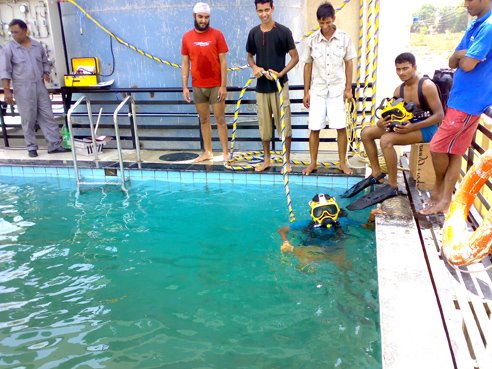 Yakeducationtr1's tweet photo. You can learn underwater diving techniques from Yak Education Trust.
Over 20 feet is the depth of the swimming pool. 
Before leaving the campus, we ensure that every candidate is an expert.
#yakeducationtrust #MarineCourses #GPRating #swimming #swimmingpool #cadets #training https://t.co/zTOnDUvQ10