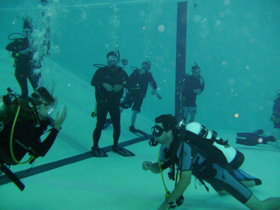 Yakeducationtr1's tweet photo. You can learn underwater diving techniques from Yak Education Trust.
Over 20 feet is the depth of the swimming pool. 
Before leaving the campus, we ensure that every candidate is an expert.
#yakeducationtrust #MarineCourses #GPRating #swimming #swimmingpool #cadets #training https://t.co/zTOnDUvQ10
