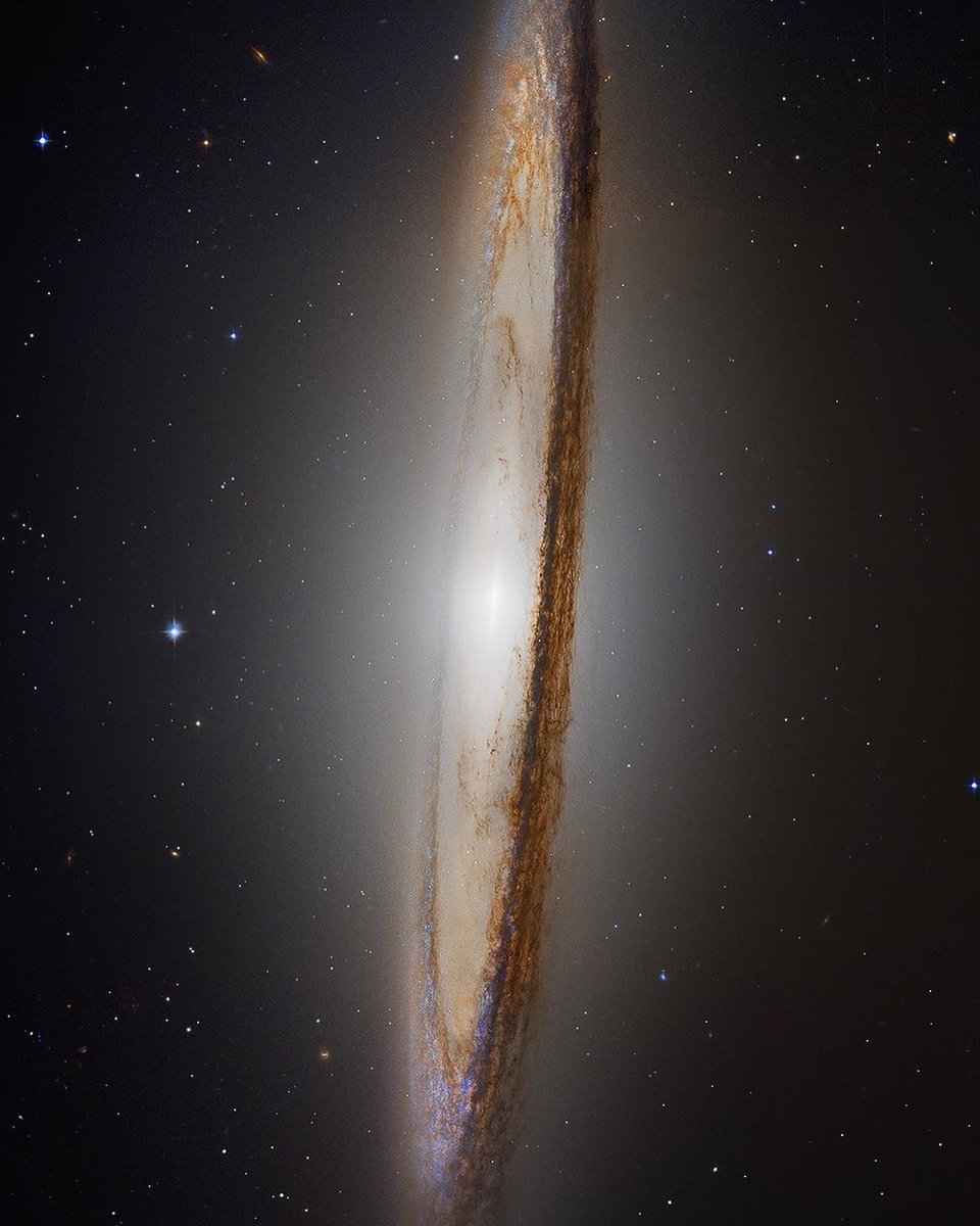 Sombrero Galaksisi – Messier 104