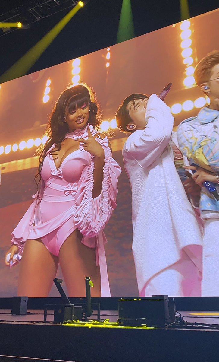 seokgieternal's tweet photo. IT’S THE HOT GIRL COACH AND BTS https://t.co/6Bmvxd8hEf