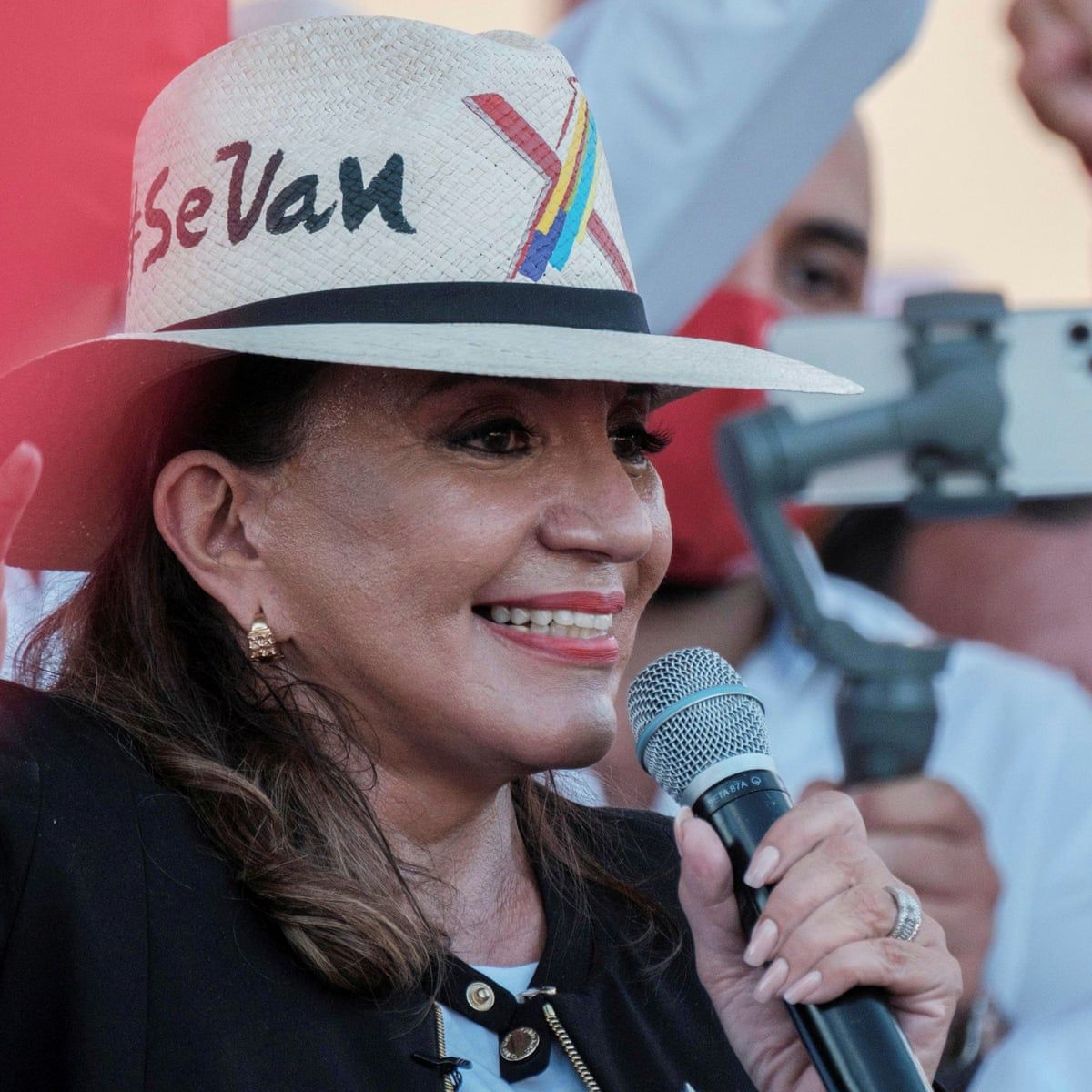 NicolasMaduro's tweet photo. A 12 años del golpe de Estado contra el hermano Manuel Zelaya, el pueblo de Morazán retoma el camino de la esperanza otorgándole una histórica victoria a la presidenta electa, Xiomara Castro. La Patria Grande celebra el triunfo de la democracia y la Paz en Honduras. ¡Felicidades! https://t.co/6RxM9uQXIV