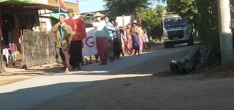 JYunmyat's tweet photo. An anti-coup revolutionary protest in a village from Sagaing's Shwebo as a daily basis and in support of @NUGMyanmar Government. 🪧  #Nov29Coup #NoFlyZoneInMyanmar #WhatsHappeningInMyanmar https://t.co/TnLy4iIQam