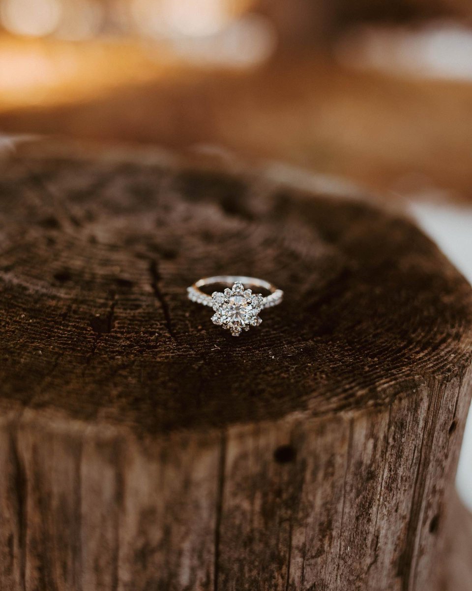 carlilutz's tweet photo. Big things coming in 2022! 👀❤️💍 https://t.co/r2VsLgOwZ6