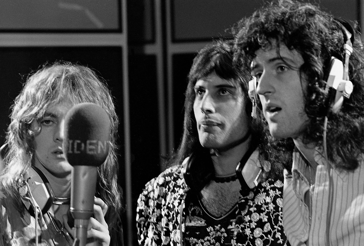 Roger, Freddie and Brian recording vocals for Killer Queen at Trident Studios during the studio session for Sheer Heart Attack, '74.🤍

📸Mick Rock

I already posted these photos before, but these ones are in high quality!✨