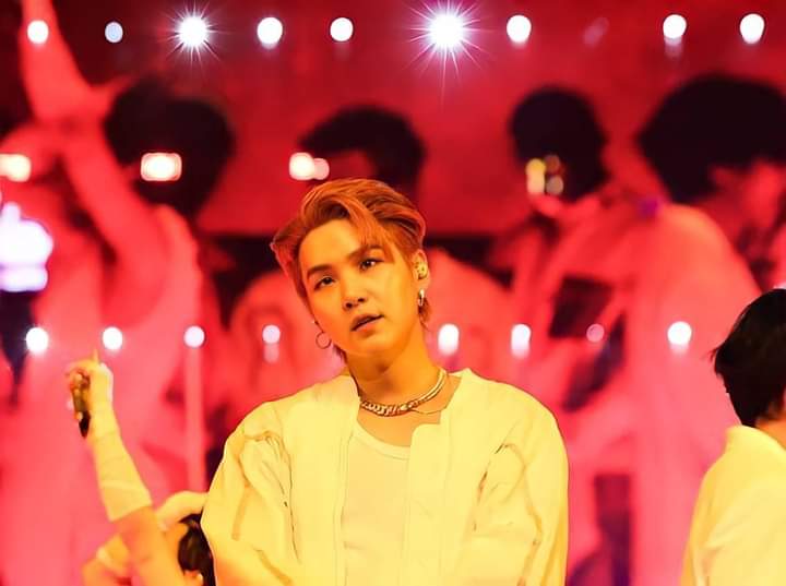 MYooniverse___'s tweet photo. Damn he is so hot
🔥🔥🔥
PERFORMANCE KING SUGA 
#YoongiBackOnStage
#SUGA
#PTD_ON_STAGE_LA https://t.co/kSWAb59o1C