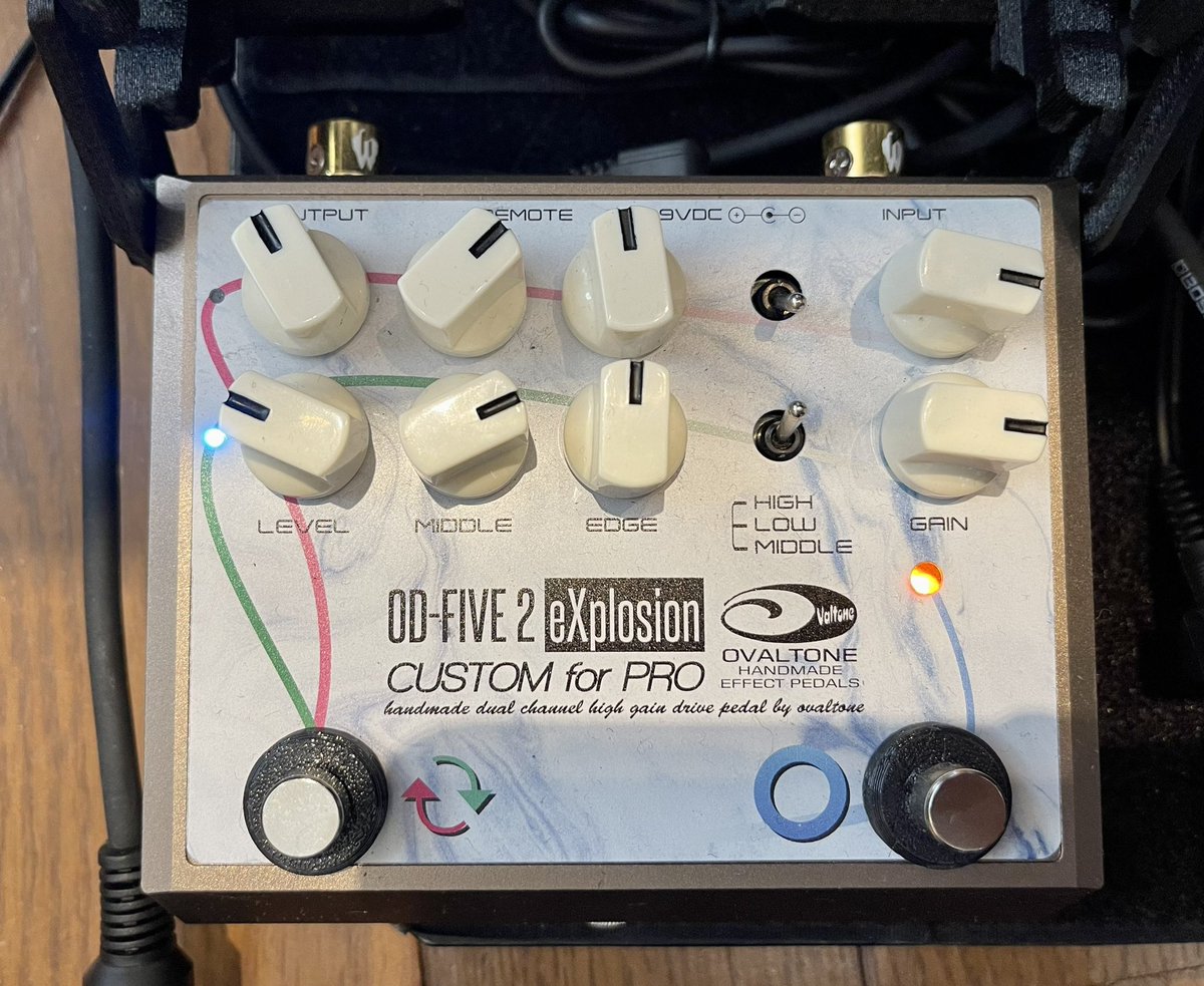 hidehisa_ssk's tweet photo. 昨日ライブでJC-22につないだCustom for PROのつまみ位置。使うアンプで変わりますがだいたいミドルはここらへんにいるかも。レベルはもうちょい下がってることが多くて、真空管アンプだとEDGEは2時くらい、HighのGainは1時くらいにするときも。LowCut SWは基本OFF。

#Ovaltone
#CustomForPRO https://t.co/TJ1isld705