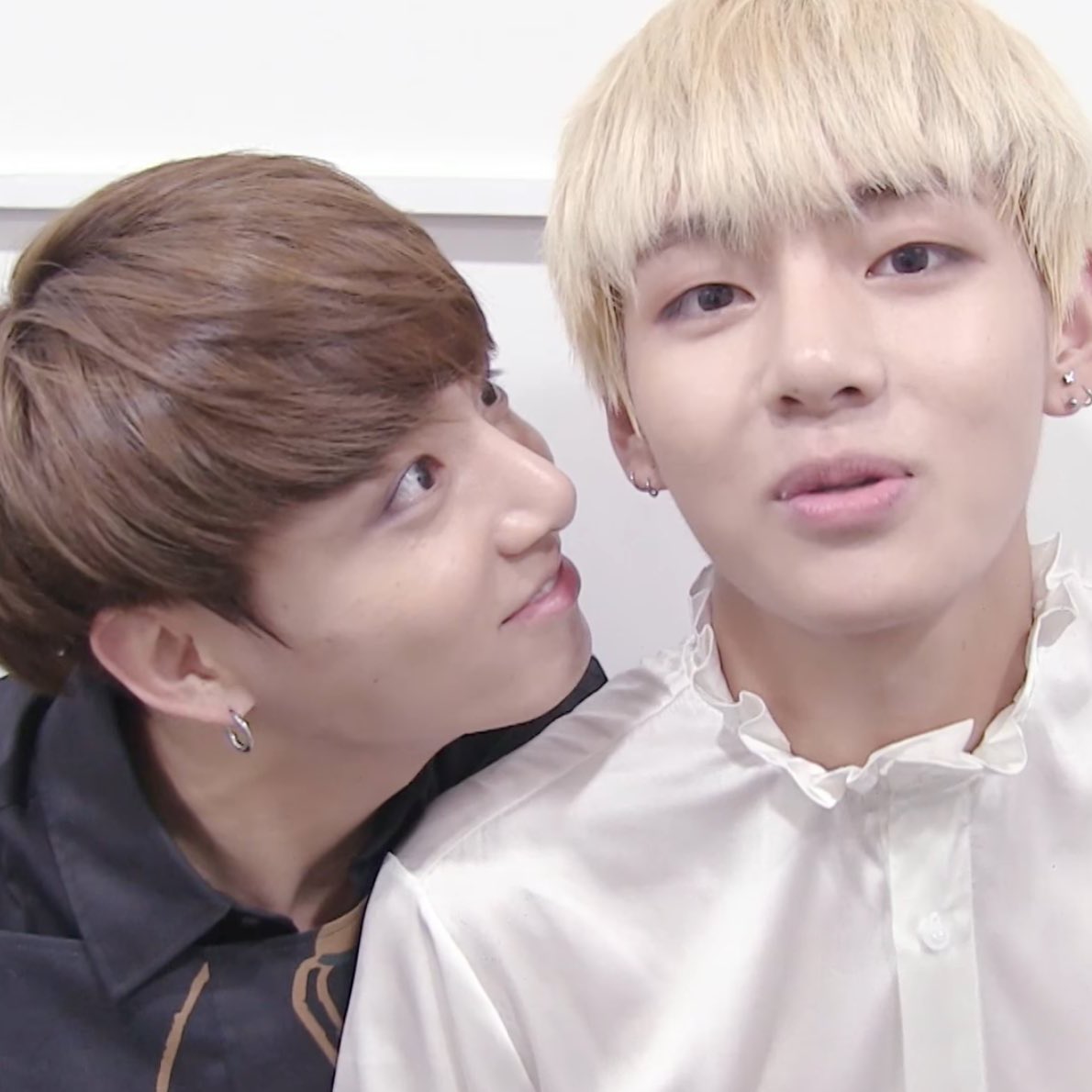 kookvtwins's tweet photo. 2016                                           2021 https://t.co/MYSFDYQ8sj