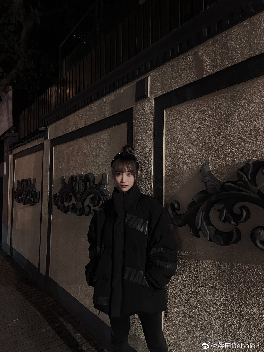 debbiejiangshen's tweet photo. 『211126 - 微博更新 Weibo Update』（1/2）

#我与蒋申的365天

黑夜就像是思绪泛滥的大门🚪 ​​​

【ENG】
#my365dayswithJiangshen

Night is just like the entrance of emotional flood 🚪

——————

》#Jiangshen #Debbie #蒋申 #蔣申 https://t.co/OE3rNFXW46