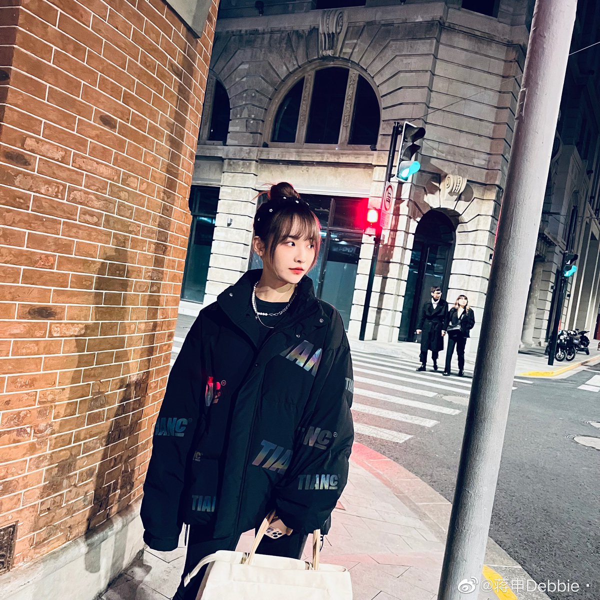 debbiejiangshen's tweet photo. 『211126 - 微博更新 Weibo Update』（1/2）

#我与蒋申的365天

黑夜就像是思绪泛滥的大门🚪 ​​​

【ENG】
#my365dayswithJiangshen

Night is just like the entrance of emotional flood 🚪

——————

》#Jiangshen #Debbie #蒋申 #蔣申 https://t.co/OE3rNFXW46
