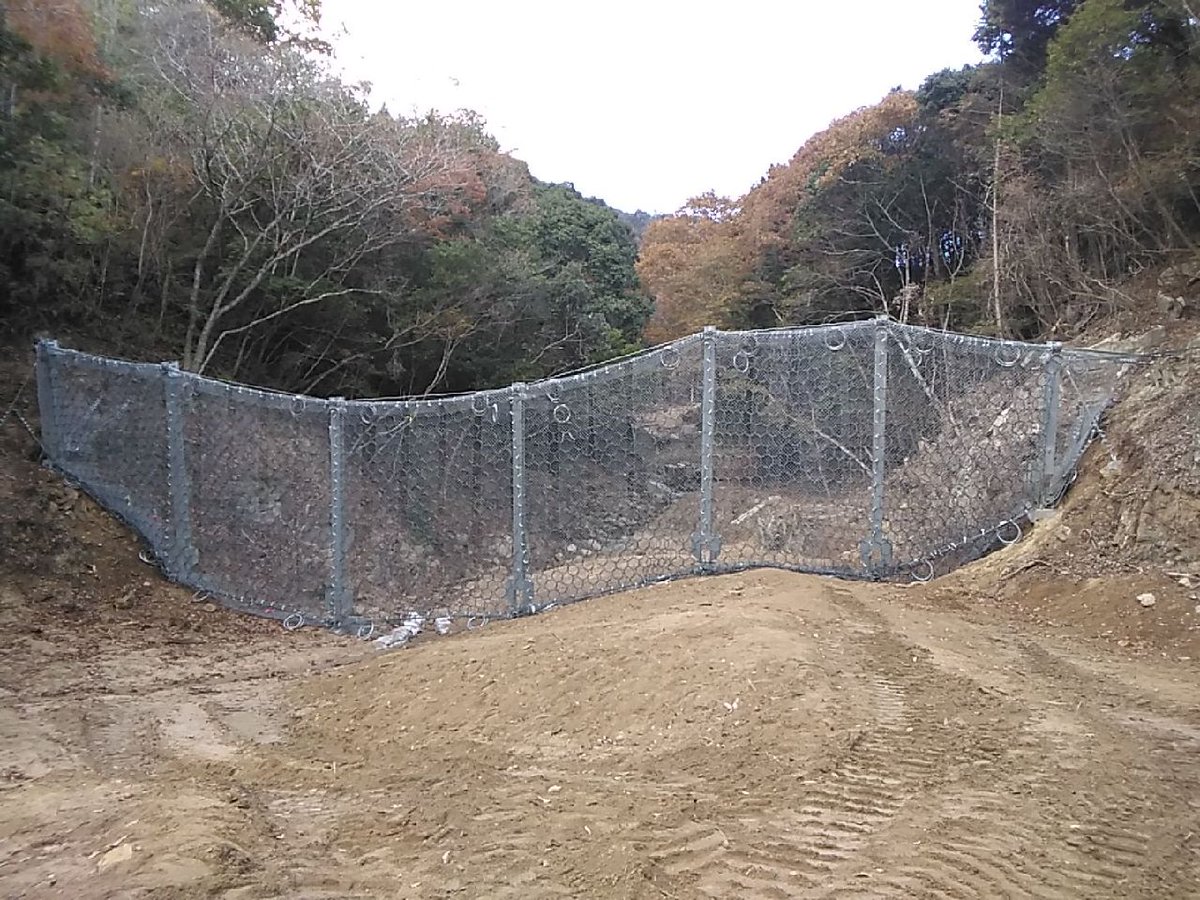 mlit_hirosuna's tweet photo. #令和3年8月土砂災害
#広島市安佐南区山本地区
#応急対策工事
#強靱ワイヤーネット設置 https://t.co/DQFvqabRSq
