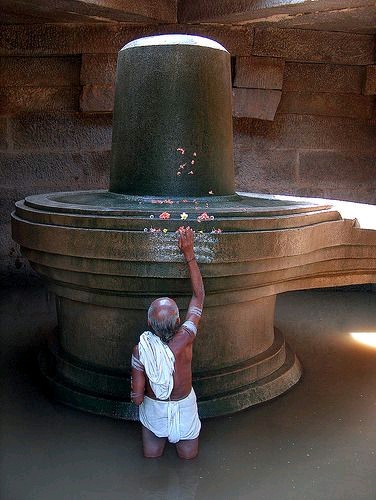 _vipul_kumar04's tweet photo. Badavilinga Temple is a wonderful temple in Hampi dedicated to Lord Shiva. The Hindu deity Shiva is worshipped in the form of a Linga in this temple. The Badavilinga temple is located near the Lakshmi Narasimha Temple. https://t.co/Eu30v9zj5h