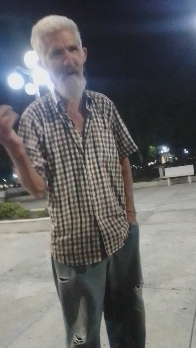 torres_sandor's tweet photo. Si este hombre no se te pegó y te hizo un chiste o un truco de magia 
Fallaste como Holguinero🤣🤣 https://t.co/V13sF79DoO