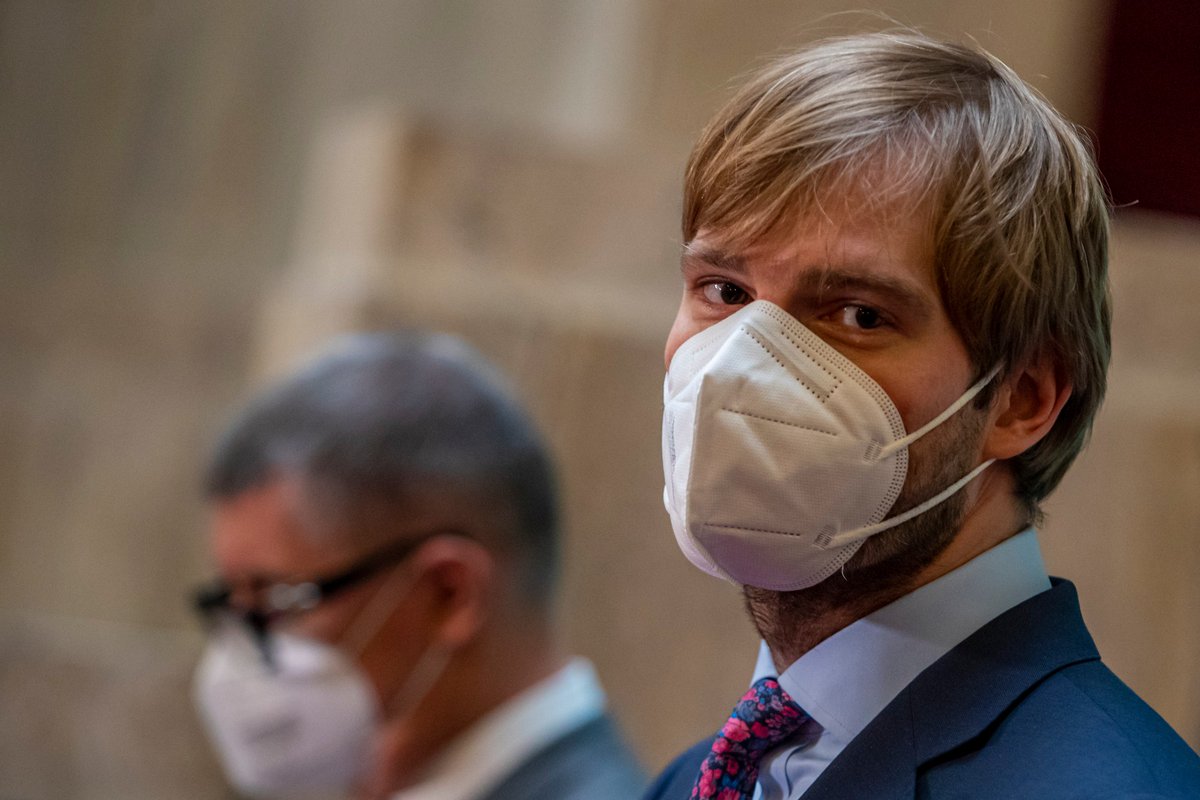 Luxury_Prague's tweet photo. 🐤Ranní ptáče: Adam Vojtěch má covid. 😷Zemřel kreativní ředitel značky Louis Vuitton. ⚰️Donutil otevřeně ve své knize 📖
https://t.co/pHbDHjnFOD
#ranniptace #news #novinky #aktuality #lplife #lplifecz #mornign #praha #prague
Credit: Profimedia
@adamvojtechano https://t.co/L0BtbVVP1P