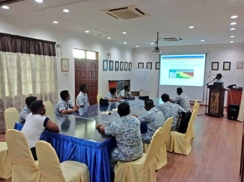 SKTLDMsitiawan's tweet photo. Taklimat dan ceramah mengenai Keselamatan dan Kesihatan Pekerjaan (KKP) oleh Bintara KKP @SKTLDMsitiawan. Semoga memberi ilmu pengetahuan dan kesedaran kepada warga unit akan kepentingan KKP dalam rutin seharian kita.
#KKP
#KESELAMATAN
#KESEDARAN
#SafetyFirst
#hirarc
#SOPfirst https://t.co/plT6uHju4c