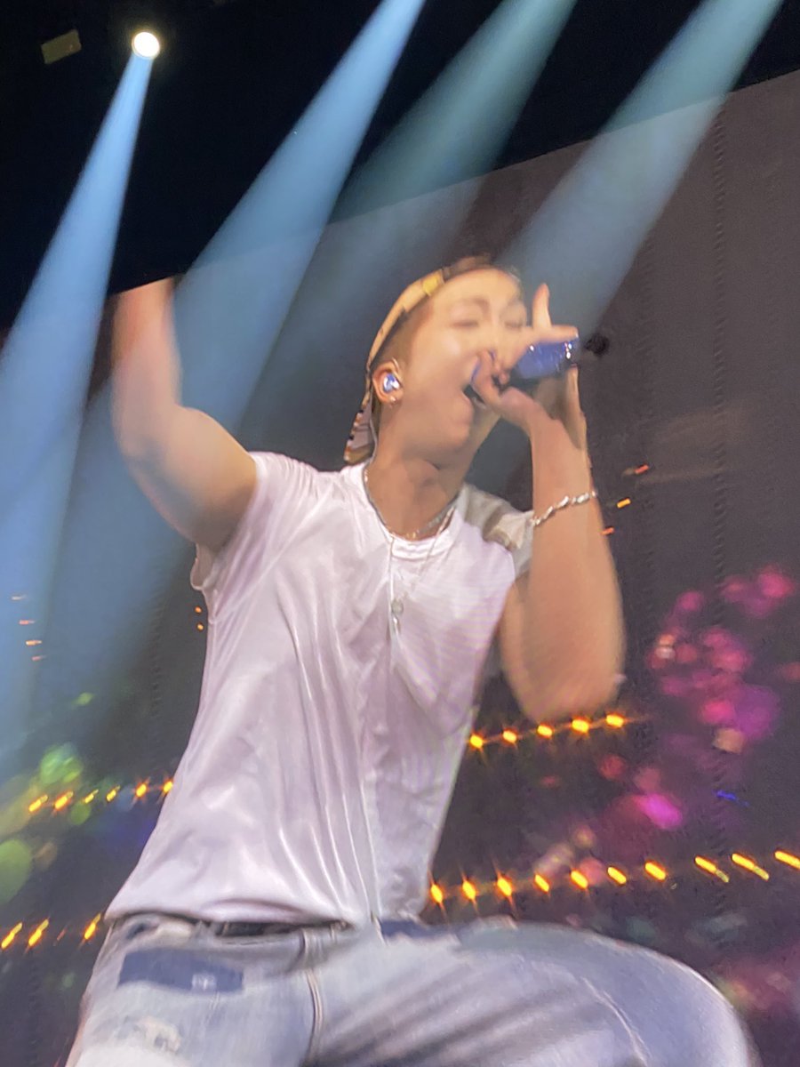 jikoostyle's tweet photo. NAMJOON ?$!#)#)# IM LOSING MY SHIT https://t.co/otFM3NADCu