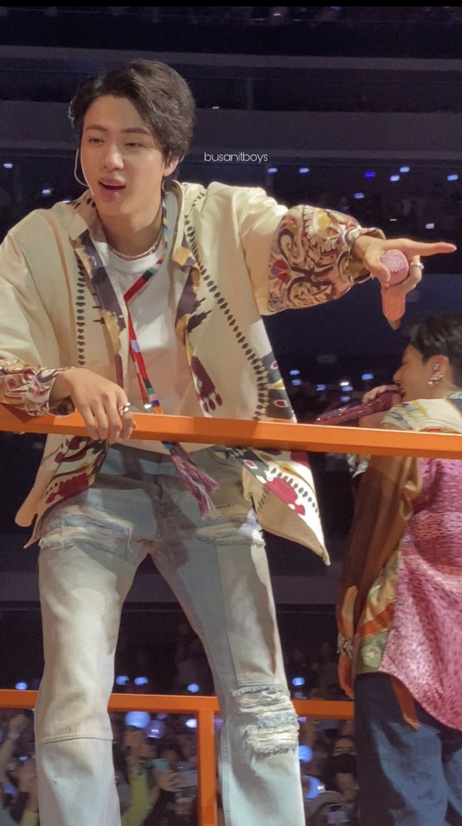 busanitboys's tweet image. KIM SEOKJIN RIGHT INFRONT OF MY FACE HES SO GORGEOUS WHAT THE HELL