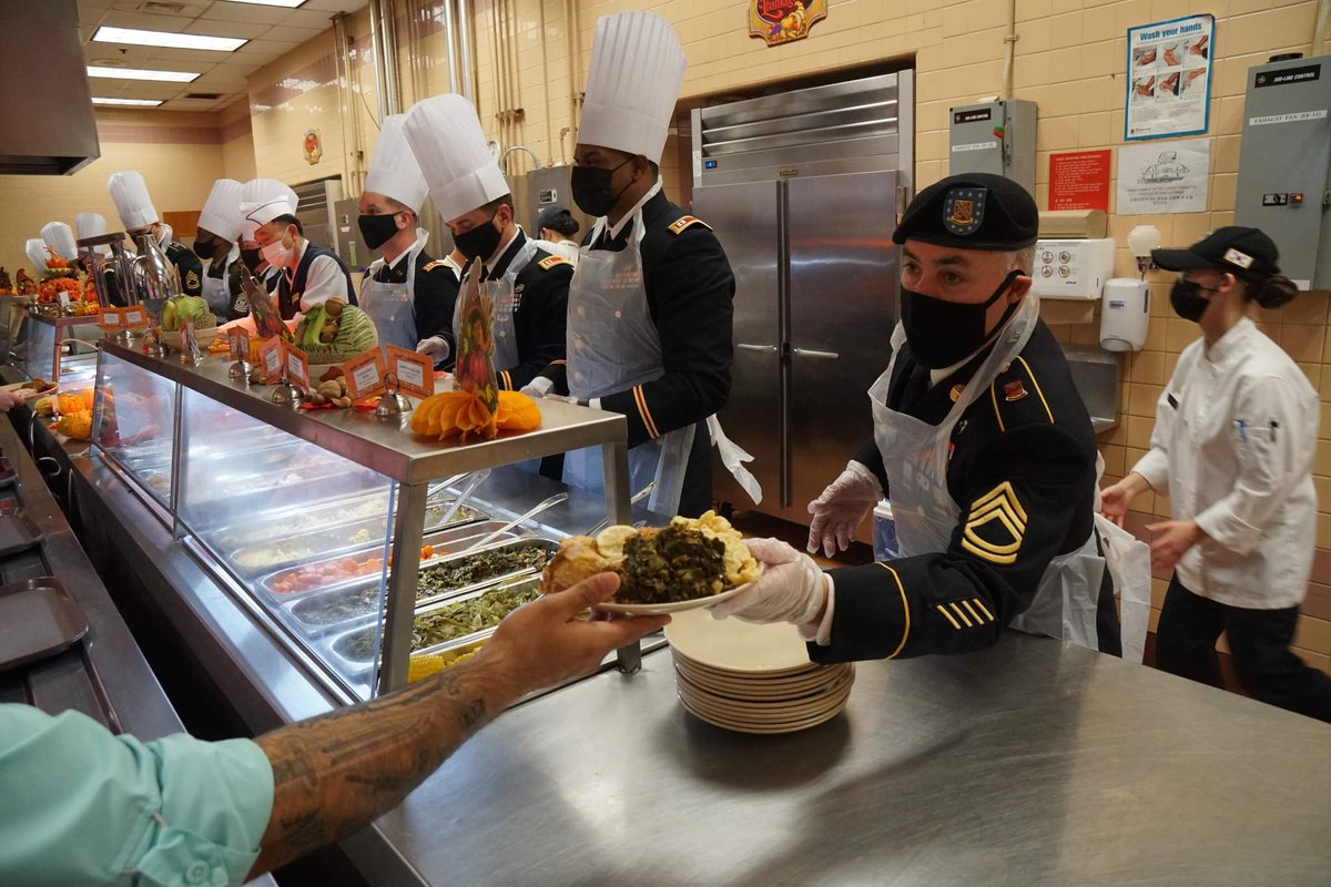 6_37th's tweet photo. #Thanksgiving #campcasey #thunderinn @USForcesKorea @210Thunder Wishing all of you a very safe and happy holiday season! https://t.co/Ntg0JC5AdY