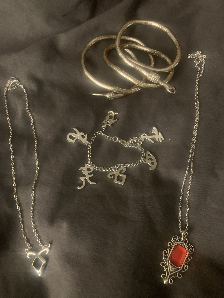 ilenecas's tweet photo. My 15 year old used the earnings from her first weeks at her very first job to surprise me with this for Chanukah. Iโm not crying. Iโm chopping onions for the latkes. Sniff sniff. #shadowfam #shadowhunterslegacy #Chanukah #Hanukkah #firstnight #firstcandle https://t.co/ZU5VyPRQuc