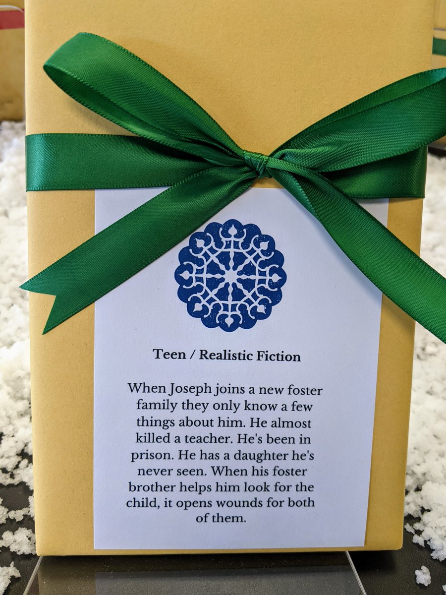 sducharme's tweet photo. Unwrap the Gift of Reading - #sisRocks #GeckosRead! #LibraryDisplays https://t.co/qnNVL6Oun4