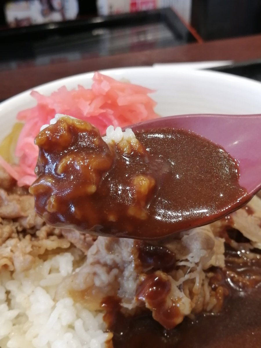 今日は、最近ハマってる『肉だく牛黒カレー』 期待通りのパフォーマンスありがとうございます! 美味かったっ！ ありがとう〜