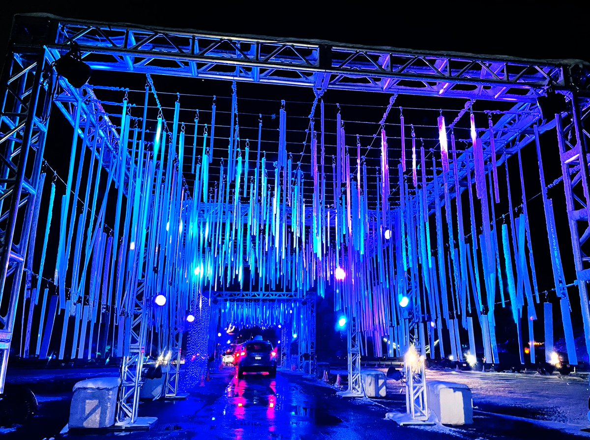 Dapper_Tux's tweet photo. Family and I did a cool drive through art experience #SnowMagicTO ❄️ 🐲
Looks more like #Toronto 2077 🏙🦾 https://t.co/ViLOzu10fh