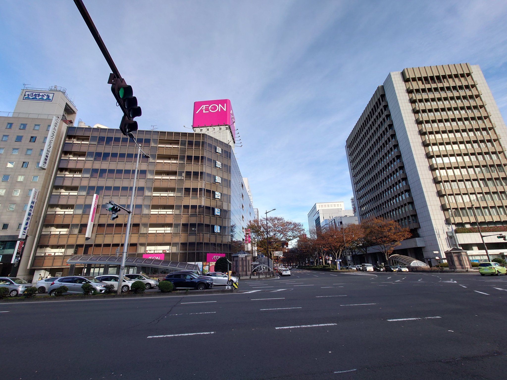 のっちゃんパパ 今日の仙台 のおまけは 青葉通り と 東二番丁通り が交わる交差点の北西角の 青葉区一番町 3丁目の 仙台ファーストタワービル みずほ銀行仙台支店 前から青葉通りの 仙台駅 方面と東二番丁通りの 仙台トラストタワー 方面とみずほ