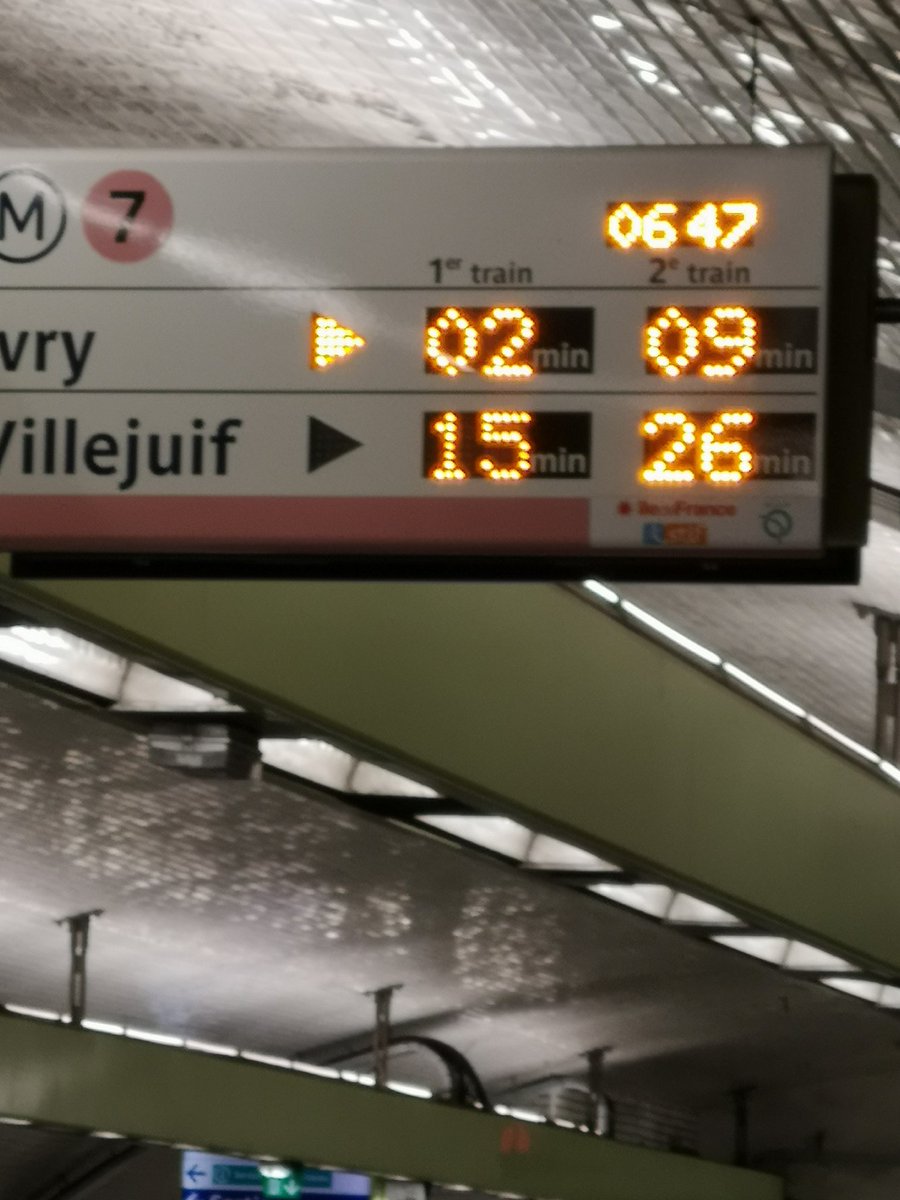 laureanse75's tweet photo. Période de reprise épidémique... La ratp prend soin de ses usagers en mettant moins de rames que d'habitude.... Bravo, quelle logique ! https://t.co/R2XyT9Q8K3