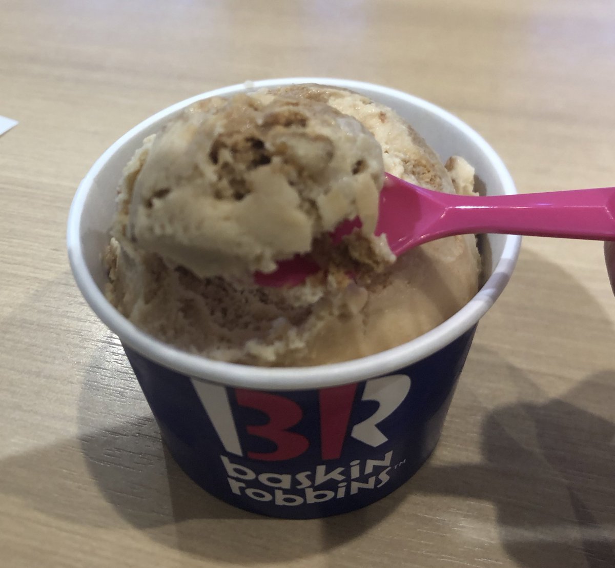 suzu803's tweet photo. シュトーレン味のアイス ∩^ω^∩
くるみゴロゴロ ちょっとゴー☆ジャス
#baskinrobbins #eatice https://t.co/HFdfPnAjDO