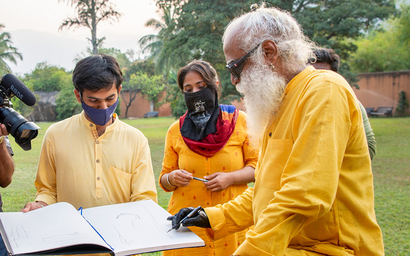SadhguruJV's tweet photo. Where there is integrity, there will be trust. Where there is trust, there will be an atmosphere for success. #SadhguruQuotes https://t.co/B9eRz1WVuq
