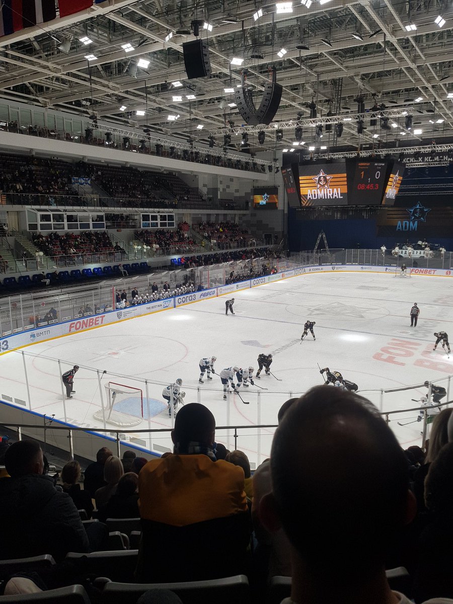 tory_gala's tweet photo. Вчера пошла первый раз на хоккей и было отношение по типу: "схожу, убью время", "мне наверно не понравится, но раз позвали, то почему бы и нет, все равно заняться не чем"

А в итоге влюбилась в игру и в атмосферу https://t.co/OWUijqyKi8