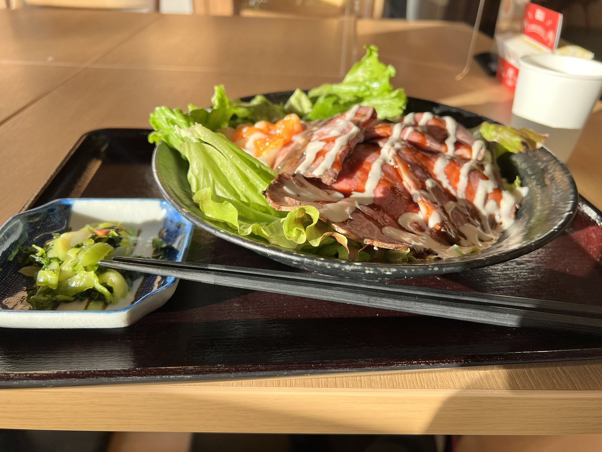 torakukku's tweet photo. 今日のトラック飯は🍚🥢
仕事で山形県に来てたので昼飯しは道の駅でローストビーフ丼🍚🥢
その後、食後のデザートも頂きました😋✨ https://t.co/fFiD33mbTe