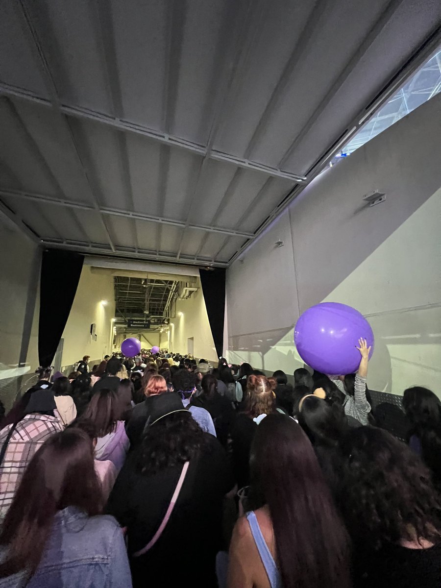 SHIMMERINGJlMIN's tweet photo. ALL THE PURPLE BALLOONS IN THE EXIT HALL LMAOOOOO https://t.co/GpDRy4VgOP