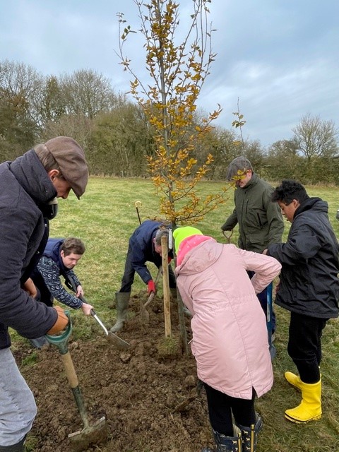 RutlandLL's tweet photo. Delighted to attend #Rutland tree planting for @QGCanopy with the Weatherby Family - and dogs  who supplied the site &amp; hornbeams &amp; invited Rutland Rotaract Family Support members '@QAVS to join in. Great opportunity to mark Her Majesty's 70 year #reign and help the #environment https://t.co/vliXCX6i9G