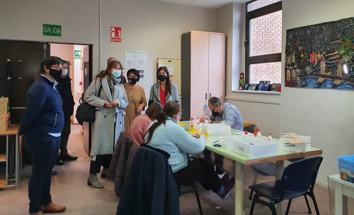GobAragon's tweet photo. La consejera de Sanidad ha visitado el centro de día y el centro ocupacional de @ASAPME. Repollés ha destacado que las entidades son fundamentales para dar una rehabilitación adecuada a los pacientes de #SaludMental.

#SanidadAragón #Salud https://t.co/KWs52LLJGX