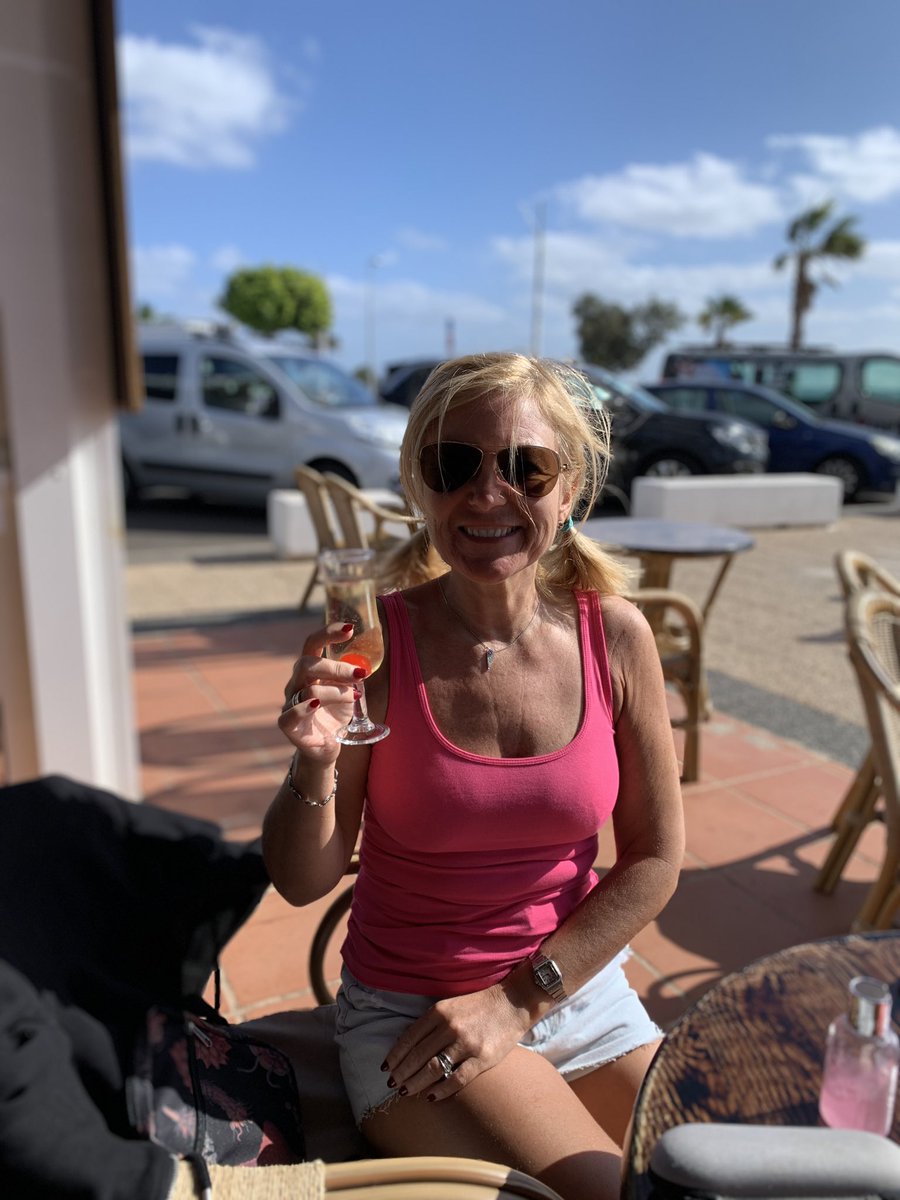 SusieThompson67's tweet photo. It’s a windy, sunny, fizzy kinda birthday morning 🥂🥳 https://t.co/buBOn1ipP9