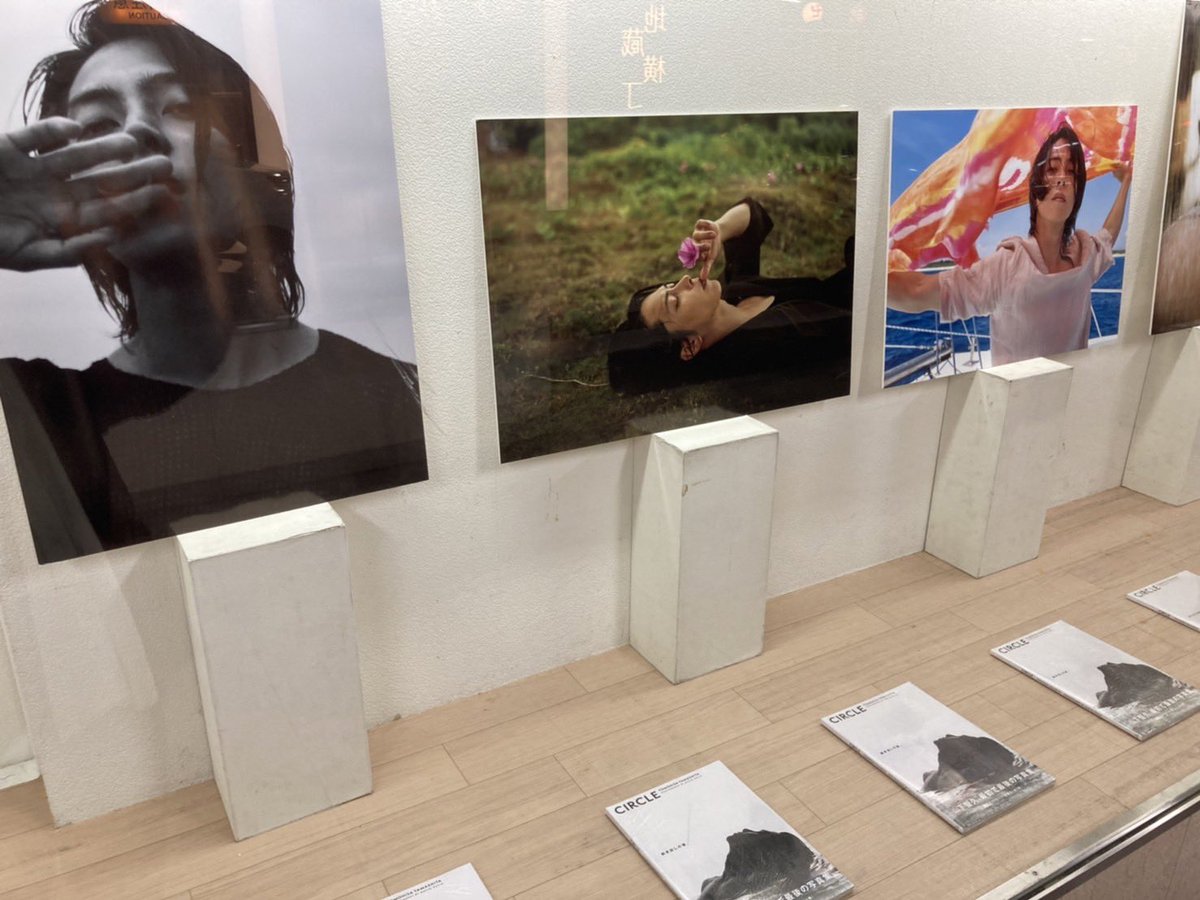 山Pのパネル展！！

ちょうど先週に結婚した夫と梅田駅見に行ってきました💕
2人とも山Pファンなので必死に撮影w

ポスター大きくてびっくり〜！
写真が美しくて、家でも何度も眺めてます☺️筋肉が本当に綺麗…！

#山P祭り 
#山下智久写真集Circle