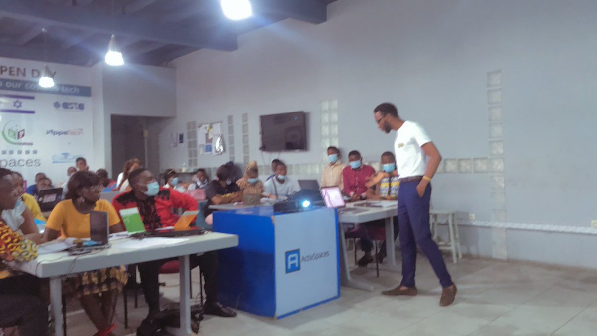 ActivSpaces's tweet photo. Ils viennent de #Maroua, l’université des montagnes #Bangangté, #Buea, école des travaux #Yaoundé, polytechnique #Douala, @iucdouala , IUT. Plus de 40 jeunes prennent part à la 1ère édition de #ASTechCompetition visant à les aider à pitcher un projet. En partenariat avec #GIZ_CM https://t.co/MPtlqOhNz7