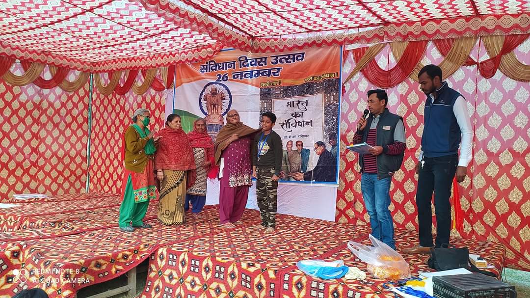 pknayakone's tweet photo. @OfficialDMRC  दिल्ली मेट्रो के नजफगढ़, स्टाफ क्वार्टर्स में बड़े ही हर्षोल्लास से मनाया गया संविधान दिवस।
इस अवसर पर प्रश्नोत्तरी, चित्रकला,दौड़ प्रतियोगिता आयोजित की गईं और छोटे-छोटे बच्चों ने सांस्कृतिक ( गीत,कविता, संगीत, स्पीच) प्रस्तुति भी दी।
जय संविधान।
@noidametrorail https://t.co/7AsQN82608