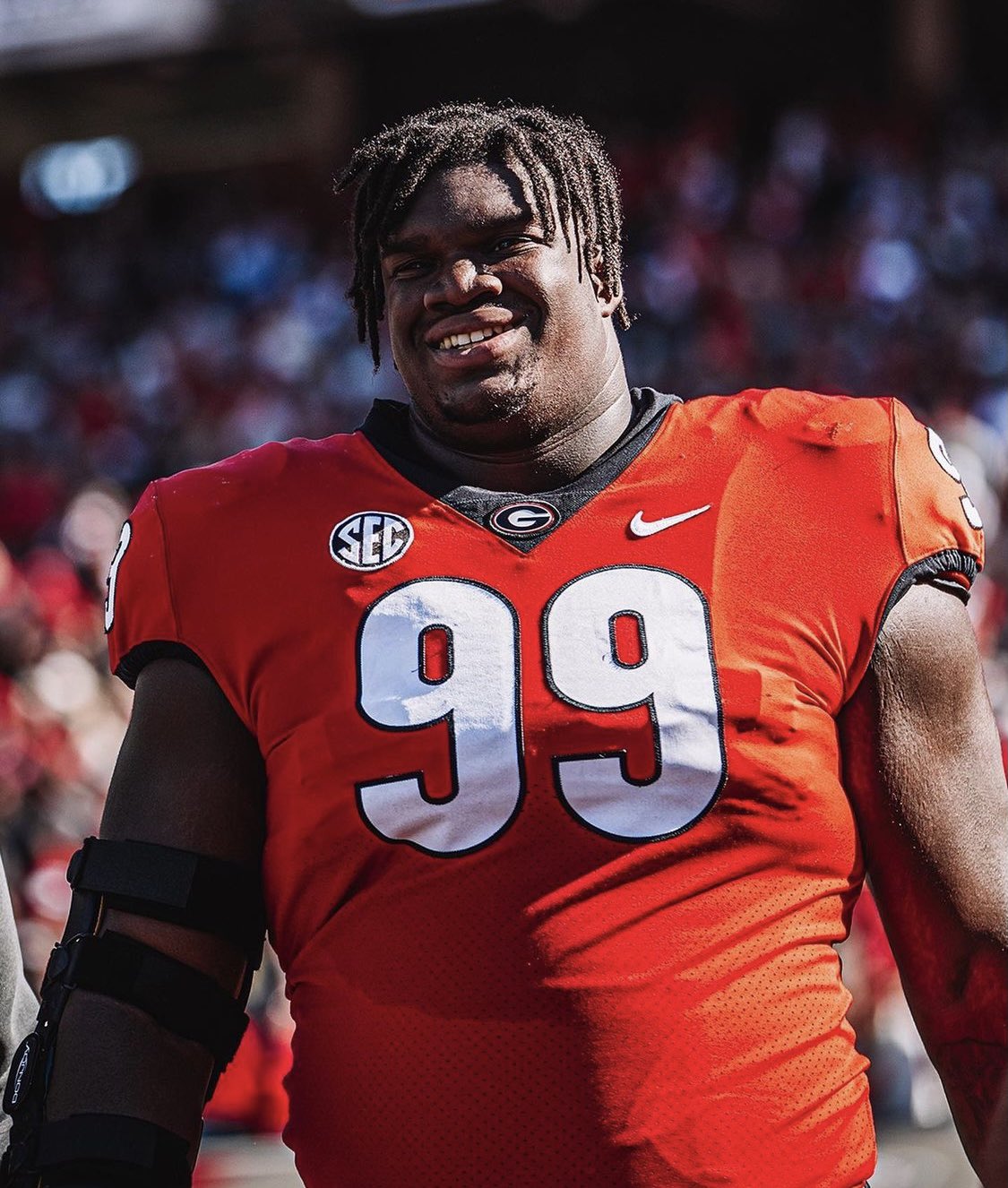 アメフトpicks Youtuber アイシールド11 ジョージア大学のdtジョーダンデイビス 198cm 154kg 40ヤード4秒80 規格外の大きさで中のランはもちろん オープンのプレーも恐るべき速さで止める 通称 ゴジラ と呼ばれてるらしい 対比物がない近めの写真で