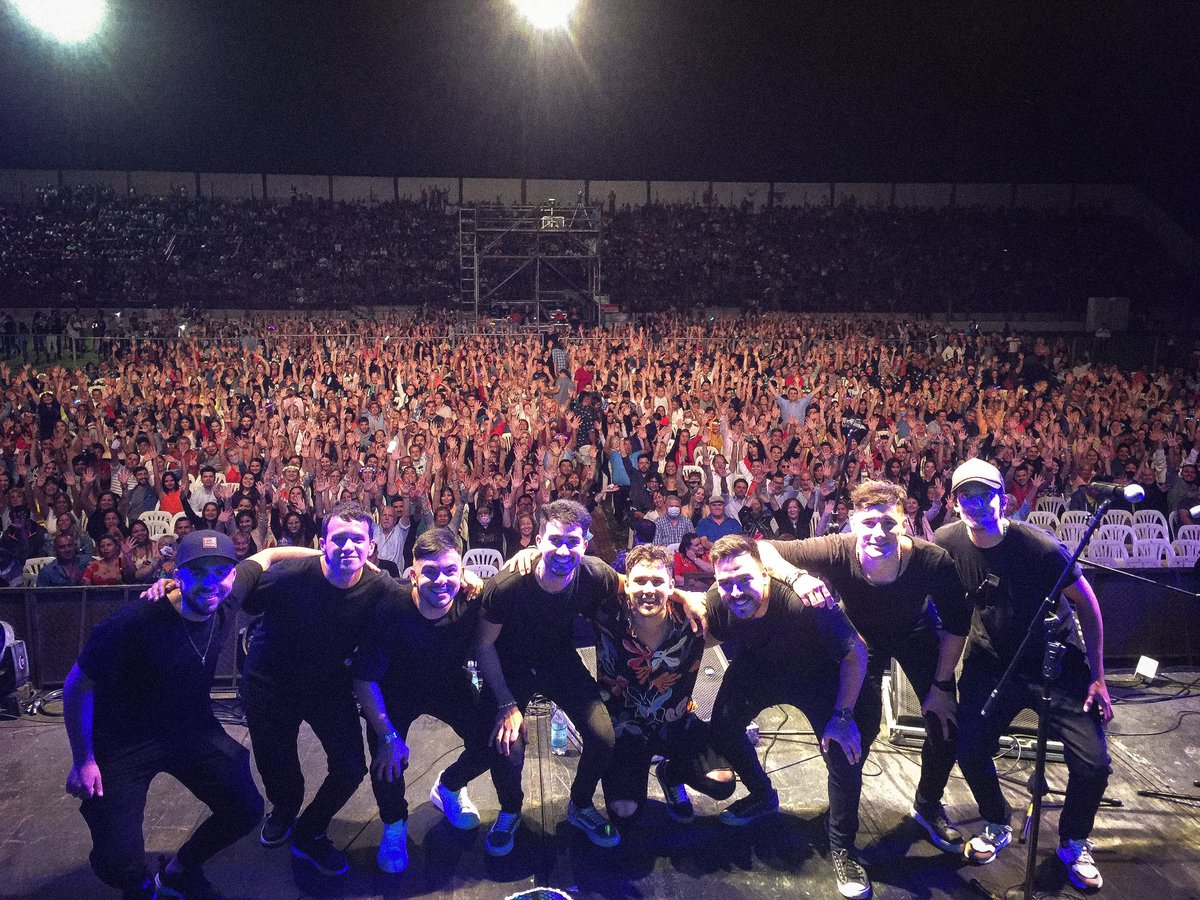 MatiasGoficial's tweet photo. Que noche inolvidable ! 🥺❤

Les presento a mi sueño en esta foto 🙌

Que placer fue ser telonero de estos grandes artistas como Angela Leiva y Los palmeras

Amigos musicos GRACIAS POR ESTAR Y POR EL AGUANTE DE SIEMPRE 🙌 https://t.co/Lj5KJ7jHzE