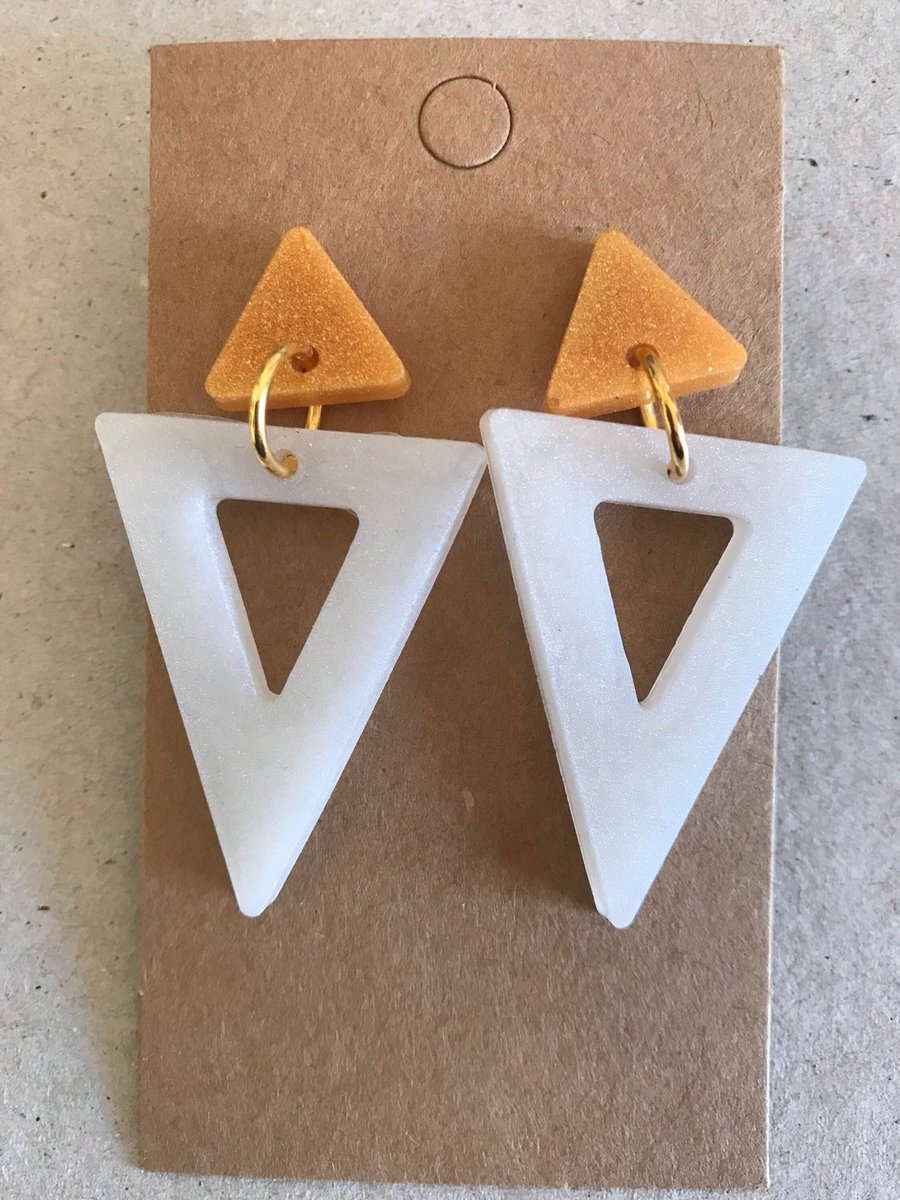 80’s  #triangleearrings #whiteearrings #etsy #80sjewelry etsy.me/2ZwEnjA
