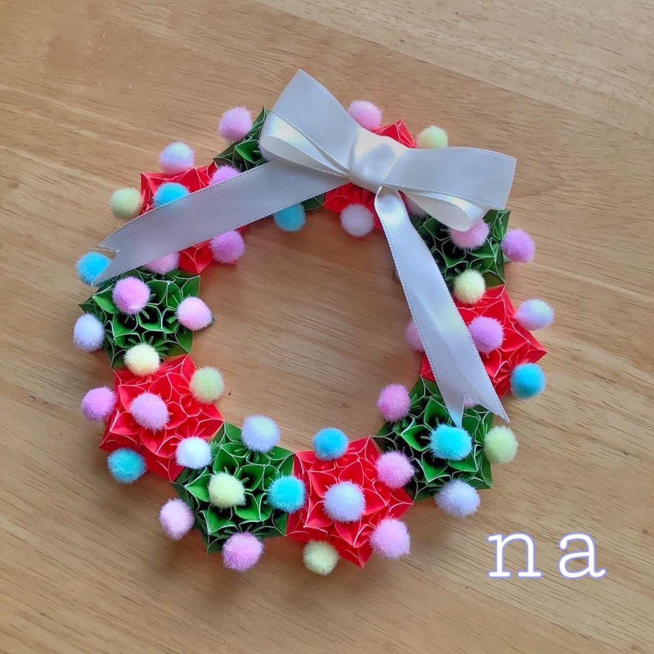 Na 紙工作ペン様があげてくださっている動画の 折り紙で作る花くす玉風リースとクリスマスリースを参考に 今年のクリスマスリースを製作させていただきました 4歳の姪っ子家用に製作したので 子供ウケを狙ったド派手なリースに仕上がり
