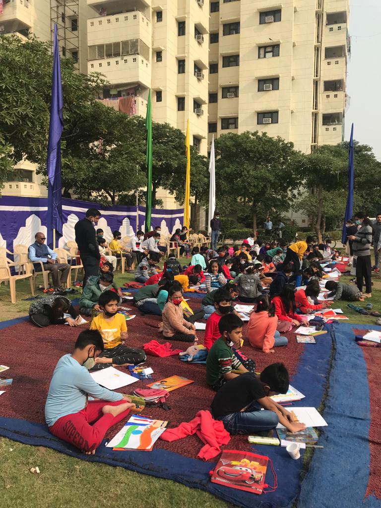 pknayakone's tweet photo. @OfficialDMRC दिल्ली मेट्रो के शास्त्री पार्क स्टाफ क्वार्टर्स में बड़े ही हर्षोल्लास से मनाया गया संविधान दिवस।
इस अवसर पर प्रश्नोत्तरी, चित्रकला,दौड़ प्रतियोगिता आयोजित की गईं और छोटे-छोटे बच्चों ने सांस्कृतिक (गीत,कविता,संगीत,स्पीच) प्रस्तुति भी दी।
जय संविधान
@noidametrorail https://t.co/afIyPCTtr9