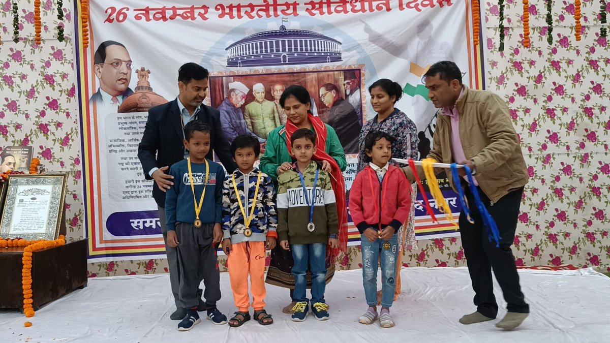 pknayakone's tweet photo. @OfficialDMRC  दिल्ली मेट्रो के विनोद नगर स्टाफ क्वार्टर्स में बड़े ही हर्षोल्लास से मनाया गया संविधान दिवस।
इस अवसर पर प्रश्नोत्तरी, चित्रकला,दौड़ प्रतियोगिता आयोजित की गईं और छोटे-छोटे बच्चों ने सांस्कृतिक (गीत,कविता,संगीत,स्पीच) प्रस्तुति भी दी।
जय संविधान।
@noidametrorail https://t.co/RjKSUGZ6yb