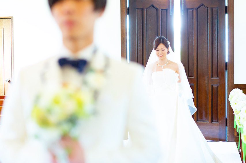公式 ハワイアンズホテルウエディング ファーストミートをご存知ですか 新郎新婦が別々の部屋で準備をし 式直前に初めてお互いの姿を見せあうセレモニー 彼の驚いた表情を見れるのはご新婦様だけ なかには感動されて泣かれるご新郎様も おすすめ