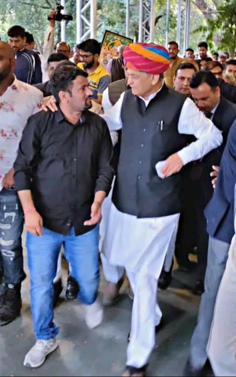 TheUpenYadav's tweet photo. लखनऊ कांग्रेस के कार्यकर्ताओं के द्वारा हमें bjp का एजेंट,ब्लैकमेलर कह कर परेशान किया जा रहा है l
हमें यहां से भगाने की पूरी कोशिश कर रहे हैं
लेकिन हम @priyankagandhiजी से बिना मिले नहीं जाएंगे
हमें ज्यादा परेशान किया तो हम सब लोग आत्महत्या कर लेंगे जिसके जिम्मेदार कांग्रेस होगी https://t.co/P6ICHCRp8T