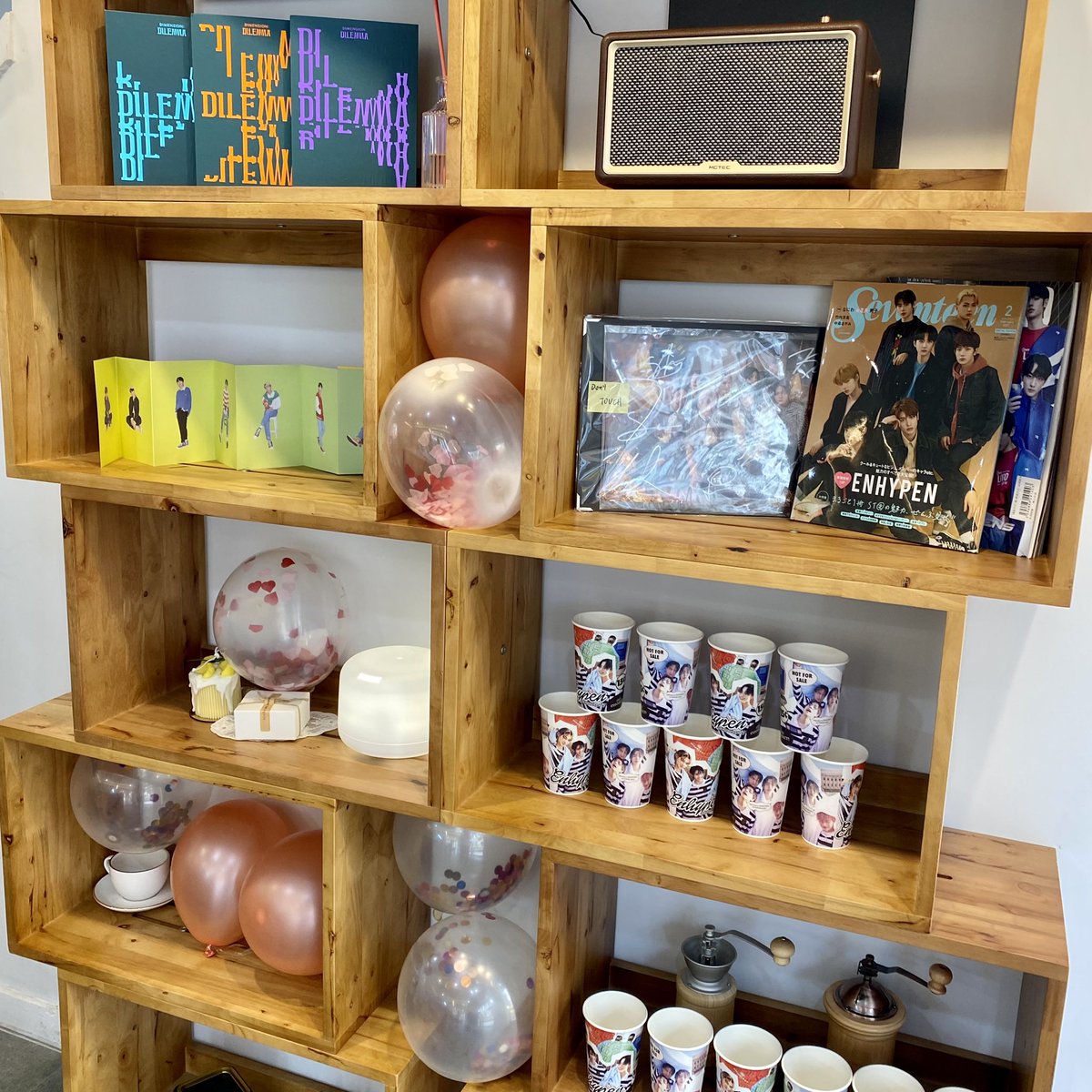 📍카페 골드문 

사진에는 못 담았지만 밖에서 보이는 1130 풍선이랑 배너가 넘넘 인상적이었던 곳이에요( σ̴̶̷̤ .̫ σ̴̶̷̤ )♡ 
애들 싸인앨범(?)이 있어서 완전 신기했구 특전도 컵홀더도 넘넘 귀여웠던 ˃̶͈̑◡˂̶͈̑  

 #영원히_함께할_엔하이픈의_1stAnniversary