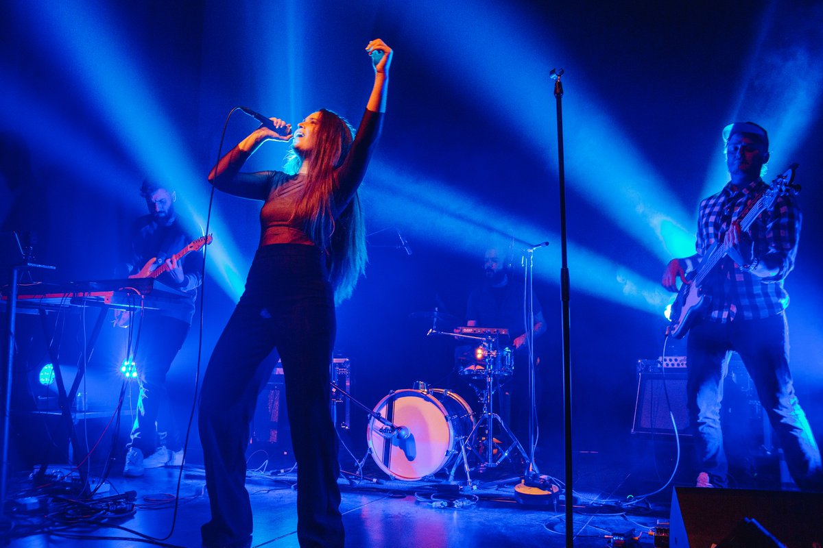 Recuerdo de escenario, donde más felices somos, de la semana pasada en la presentación de mi disco en Rotterdam🤟
Ahora vuelven a cancelar conciertos en NL debido al COVID... volvemos a alejarnos de los escenarios... .bellos recuerdos. espero que esto pase pronto... Feliz Lunes💪